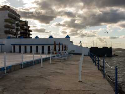 All�altro estremo del lungomare, a San Girolamo, sorge invece il Lido Adria (che oggi ha aggiunto al suo nome storico un 3.0). Inaugurato nel 1946, chiuse per due stagioni nel 2013 e nel 2014 dopo un�apertura continua durata 67 anni. Dispone di una piscina per bambini e di un bar aperto tutto l�anno (foto di Antonio Caradonna)